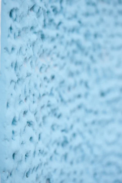 Textura porosa vertical de gesso pintado de azul. foco seletivo — Fotografia de Stock