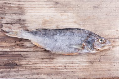 eski ahşap tahta üzerinde balık kurutulmuş