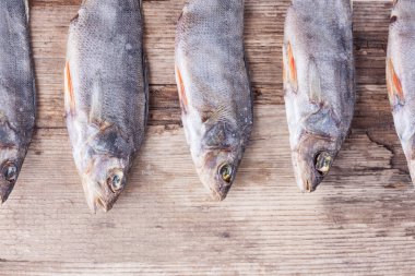 Kurutulmuş balık backgriund masaya