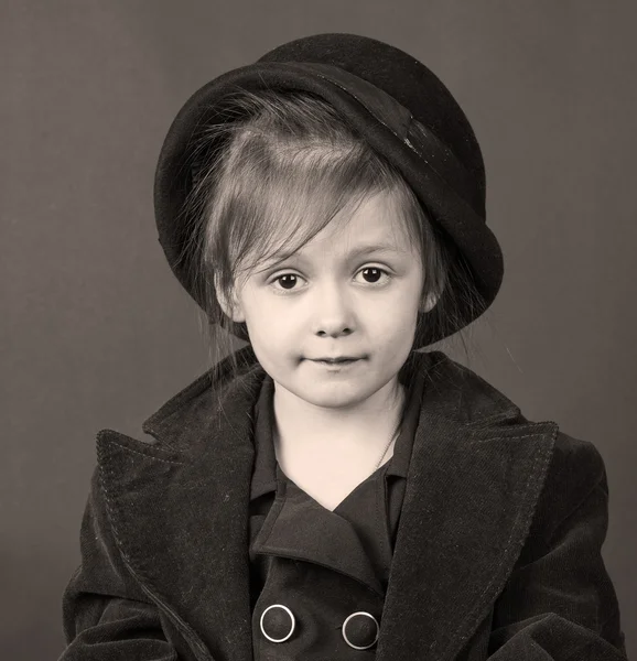 Monocromático retrô estilizado retrato de uma menina criança — Fotografia de Stock