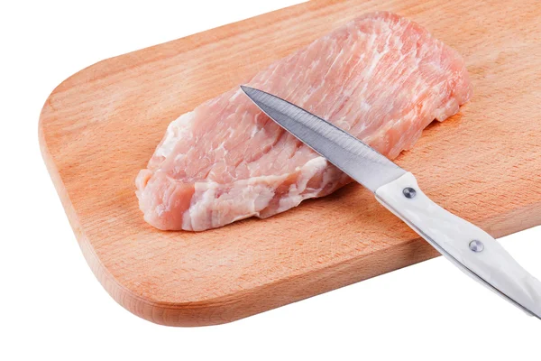 Pezzo di maiale crudo e coltello su tavola di legno isolato — Foto Stock