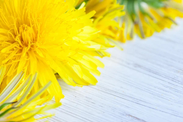 Boeket van gele paardebloemen white Board closeup — Stockfoto