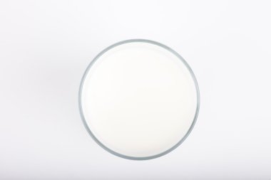 süt beyaz arka plan üstten görünüm üzerinde