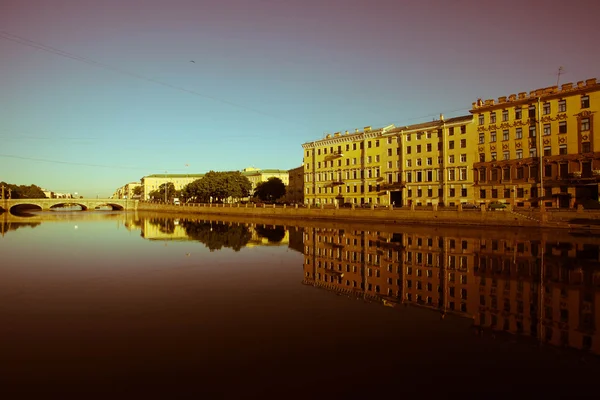 Ville de Saint-Pétersbourg, reflétée dans l'eau du canal, rivière Fontanka — Photo