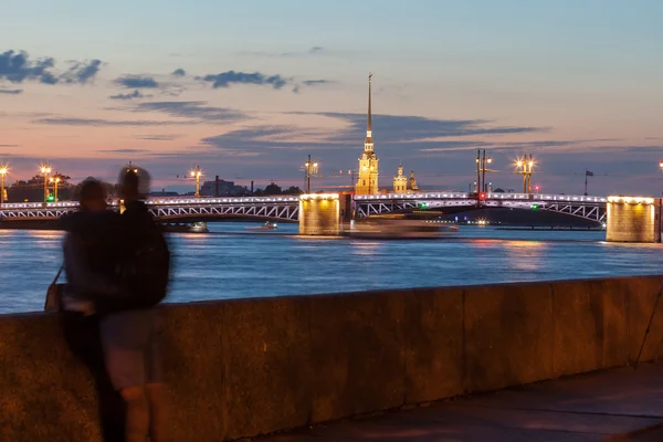 Влюбленная пара на набережной в Санкт-Петербурге — стоковое фото