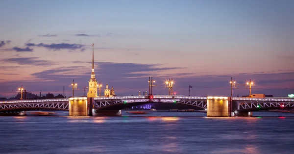 Saint-Petersburg, Palace bridge gece görünümü — Stok fotoğraf