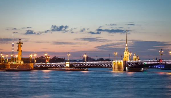 Міст палацу, Петропавлівський собор вночі. Санкт-Петербург — стокове фото