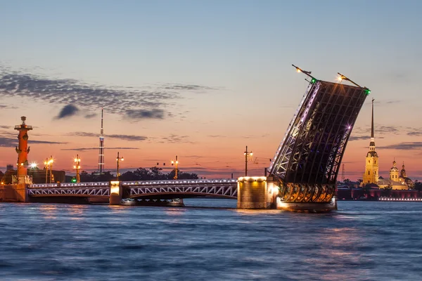 Pont du palais ouvert, nuit blanche de la cathédrale Peter Paul. Saint-Pétersbourg — Photo