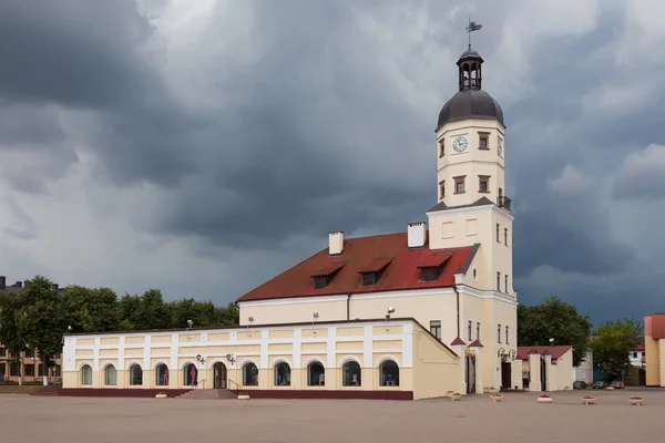 16 世紀、ベラルーシのネスヴィジの町で中世の市庁舎建設 — ストック写真