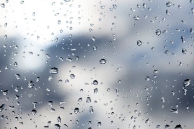 Pencere camına yağmur damlaları