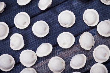 dondurulmuş et köfte üstten görünüm çapraz arka plan