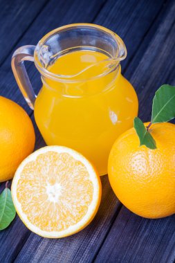 taze portakal ve tablo dikey natürmort suyu