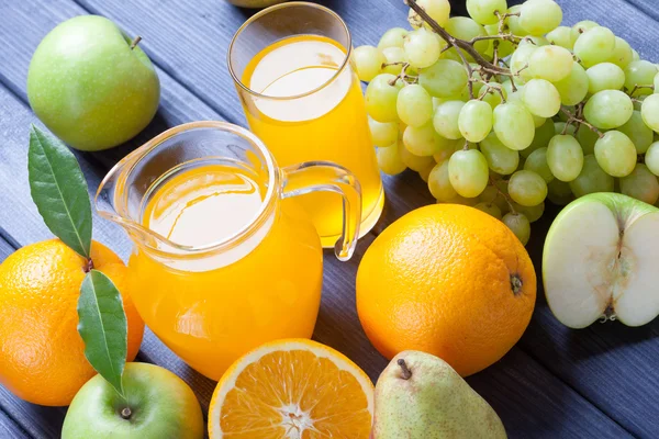 Frukt och juice ovanifrån stilleben — Stockfoto