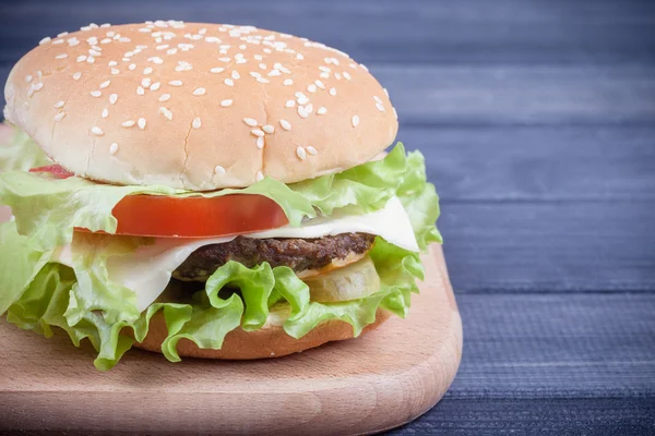 Burger on a cutting Board closeup — Stock Photo, Image