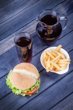 kavanoz, hamburger ve patates masanın üzerine suyu