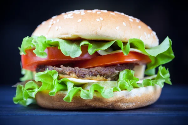 Burger on the wooden table closeup — Stock Photo, Image