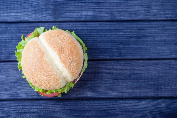 Burger on wooden table top view — Stock Photo, Image