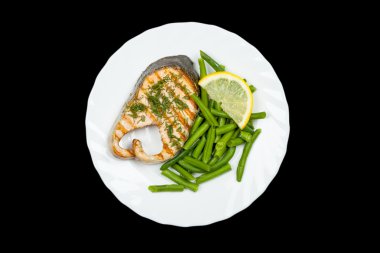 siyah arka plan üzerine izole ızgara somon Steak plaka