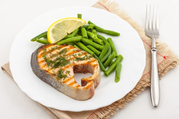 Grilovaný steak z lososa v talíř na stůl — Stock fotografie