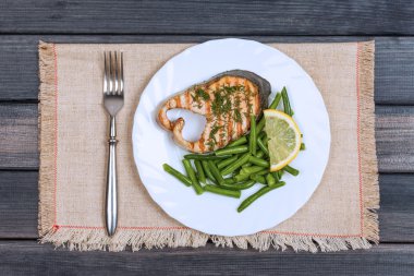 plaka üstten görünüm somon biftek ızgara