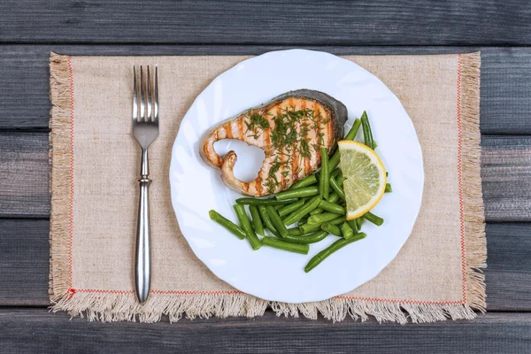 Steak z lososa na pohled shora deska gril — Stock fotografie