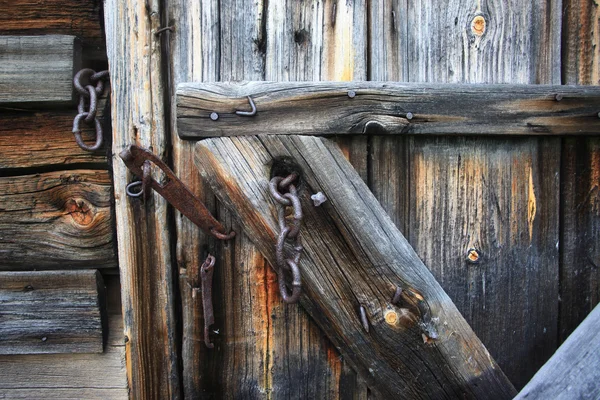 Винтажные гнилые деревянные двери — стоковое фото