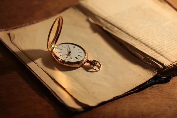 Винтажные карманные часы крупный план — стоковое фото