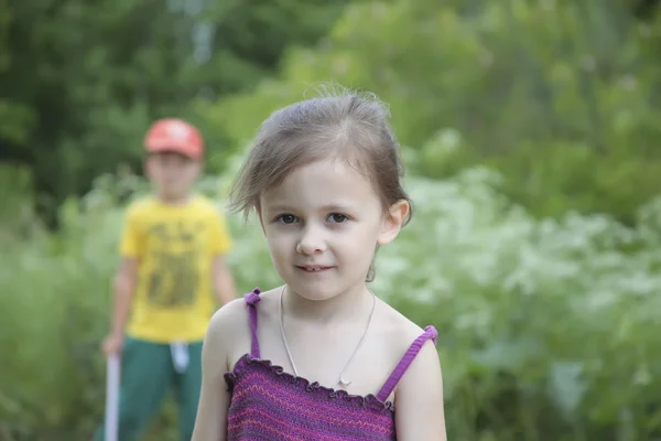 Chica de cuatro años y un niño en el fondo del bosque — Foto de Stock