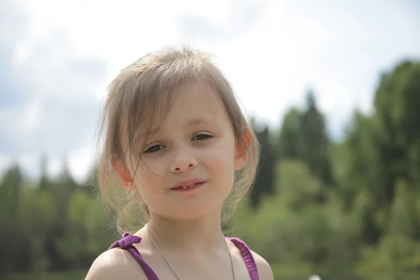 Porträt eines Mädchens auf grünem Waldhintergrund — Stockfoto