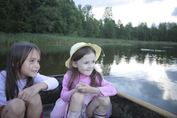 Portrait de deux filles dans un bateau sur le lac — Photo