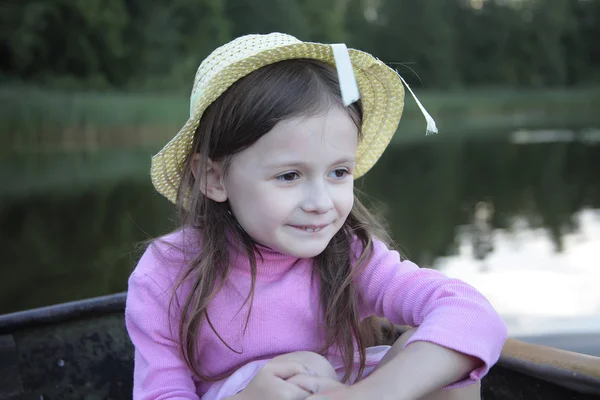 Portrait d'une fille en bateau sur le lac — Photo