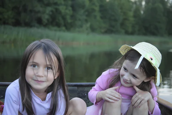 Retrato de dos chicas en un barco en el lago — Foto de Stock