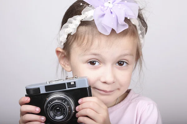 Jong meisje houdt van een oude vintage camera — Stockfoto