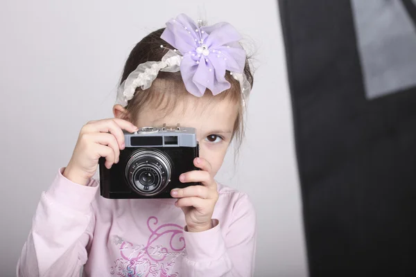 Jeune fille tenant une vieille caméra vintage — Photo