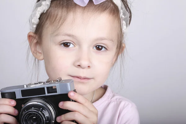Jong meisje houdt van een oude vintage camera — Stockfoto