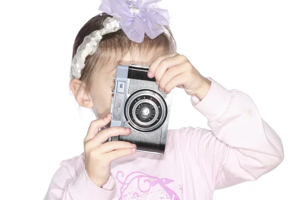 Jong meisje houdt van oude camera geïsoleerd op witte achtergrond — Stockfoto