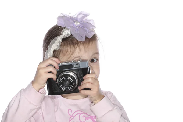Młoda dziewczyna gospodarstwa stary aparat na białym tle — Zdjęcie stockowe