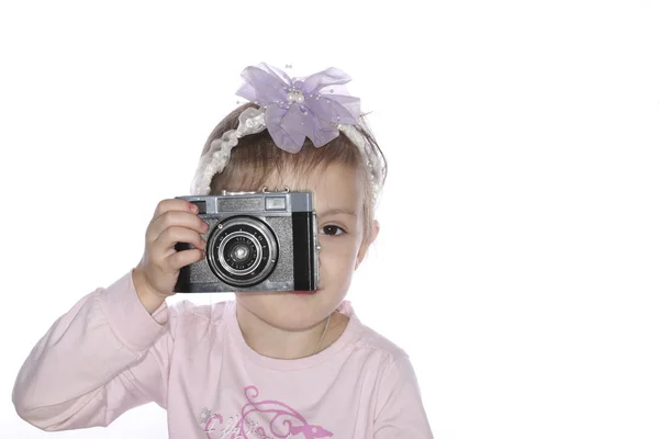 Jong meisje houdt van oude camera geïsoleerd op witte achtergrond — Stockfoto
