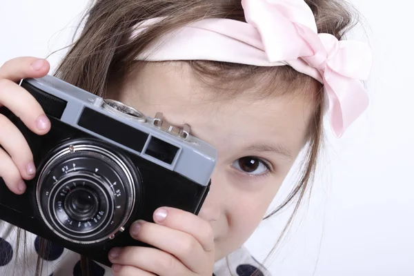 Portret van een meisje met camera op witte achtergrond — Stockfoto