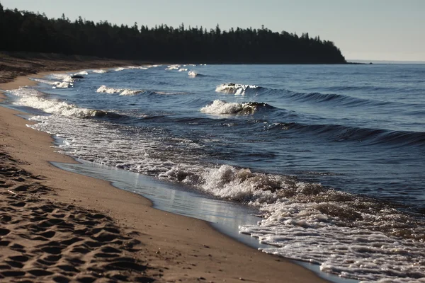 Kıyı Gölü, plaj, olay dalga — Stok fotoğraf