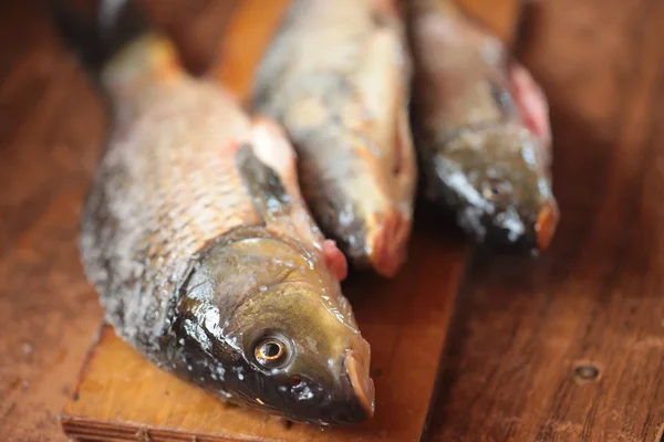 Pesce crudo su un tagliere — Foto Stock