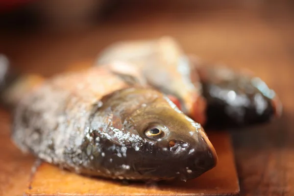 Сира риба на обробній дошці — стокове фото
