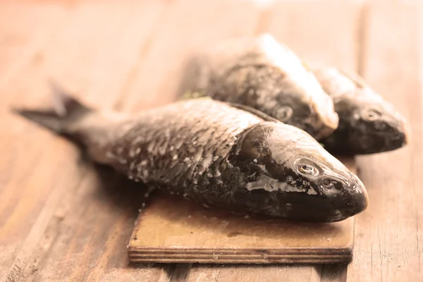 Pesce crudo su un tagliere — Foto Stock