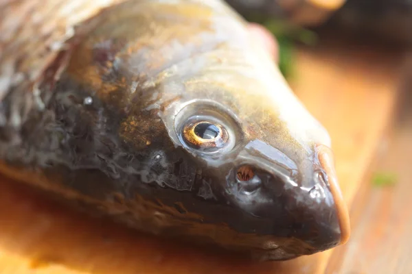 Peixe cru numa tábua de corte — Fotografia de Stock