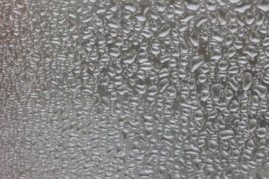 Çiğ dokusuna bir karanlık camın üzerine düşer