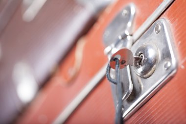 Eski bir kahverengi bavul tutam