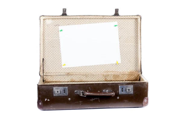 Vecchia valigia aperta isolata su sfondo bianco — Foto Stock