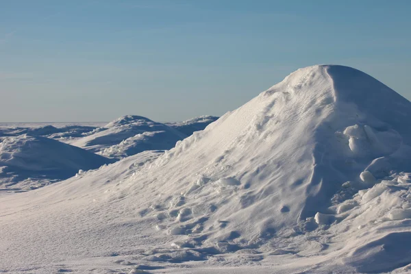 Las montañas nevadas contra el cielo azul —  Fotos de Stock