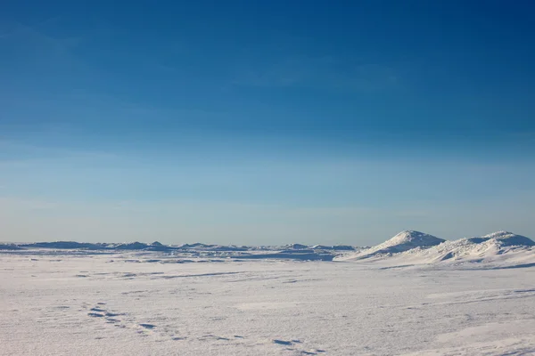 Désert de neige et ciel bleu d'hiver. Montagnes à l'horizon — Photo