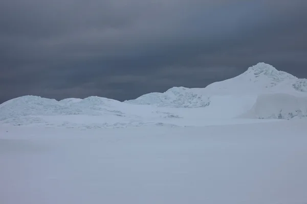 Montañas nevadas contra un cielo oscuro y dramático —  Fotos de Stock